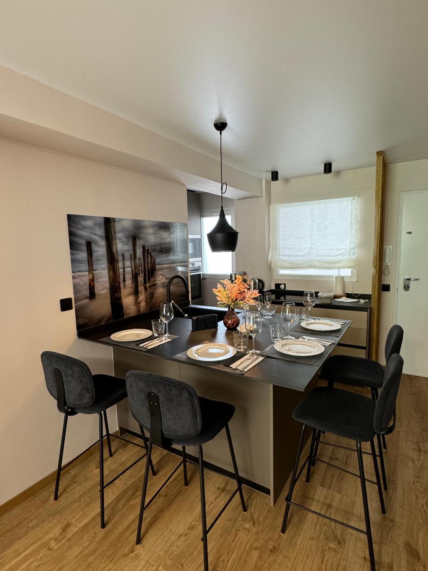Luxury Y After Renovation In With Parking Appartement