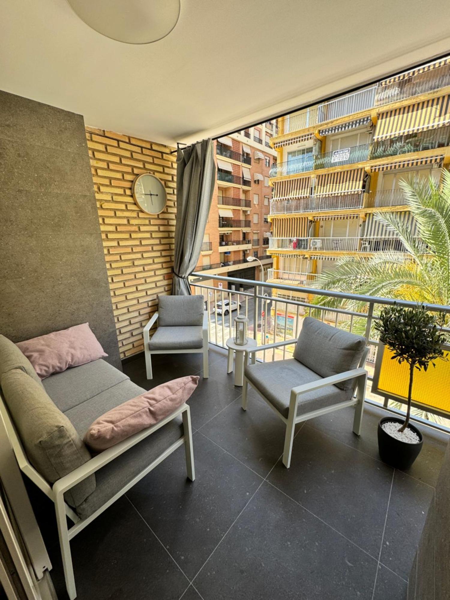 Luxury Y After Renovation In With Parking Appartement *