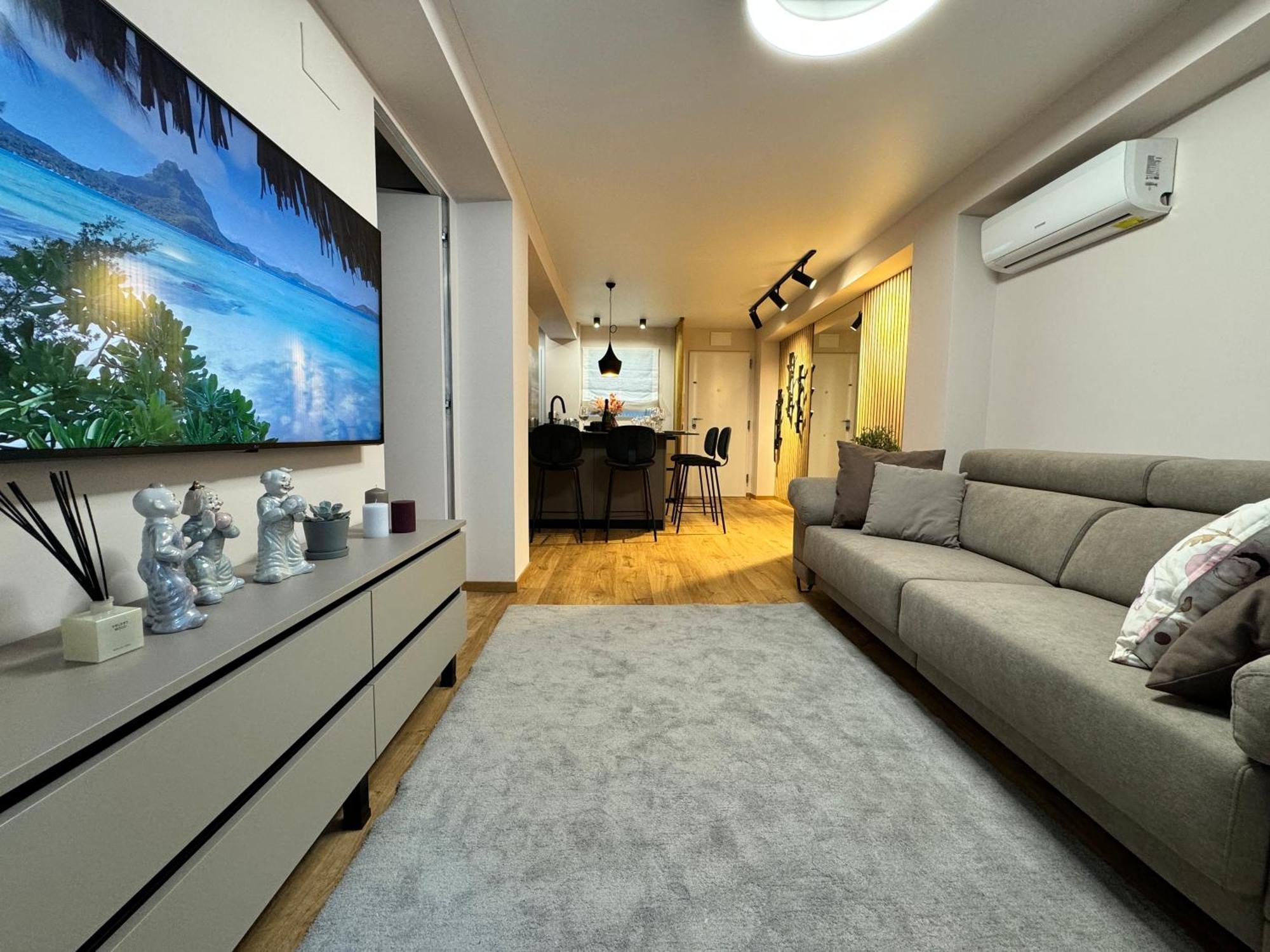 Luxury Y After Renovation In With Parking Appartement *